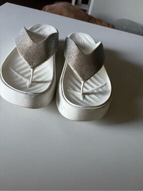 CROCS Glitter Platform Thong Sandals - Silver/White